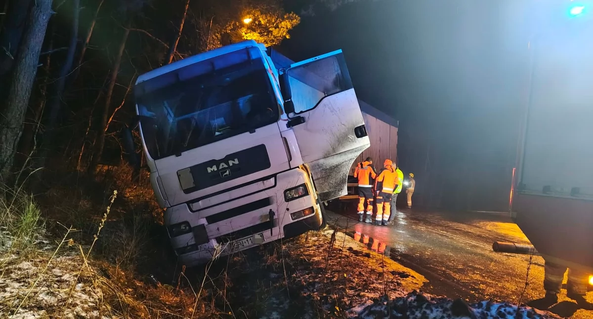 Na zdjęciu: Miejsce kolizji zabezpieczali strażacy z Kamieńska, fot. Facebook/OSP Kamieńsk