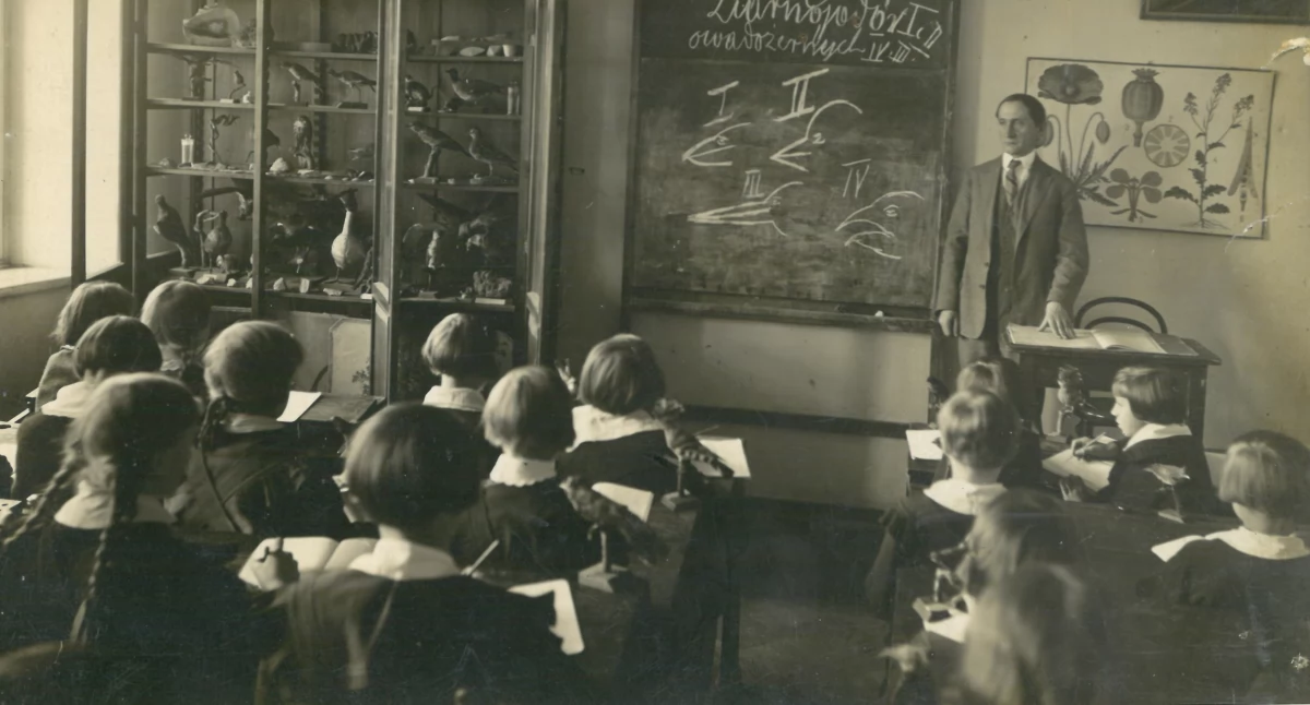 Na zdjęciu: Lekcję prowadzi  prawdopodobnie p. Pilny (botanik), 1929 r. fot. Venus