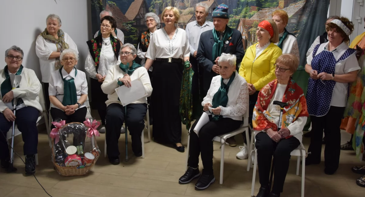 Na zdjęciu: Seniorzy przygotowali program artystyczny, fot. Facebook/Radomsko Miasto Otwarte