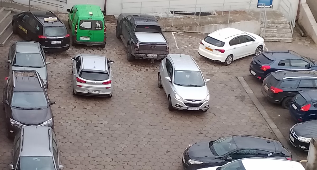 Na zdjęciu: Zablokowane auta na parkingu przy Batorego, fot. nadesłane