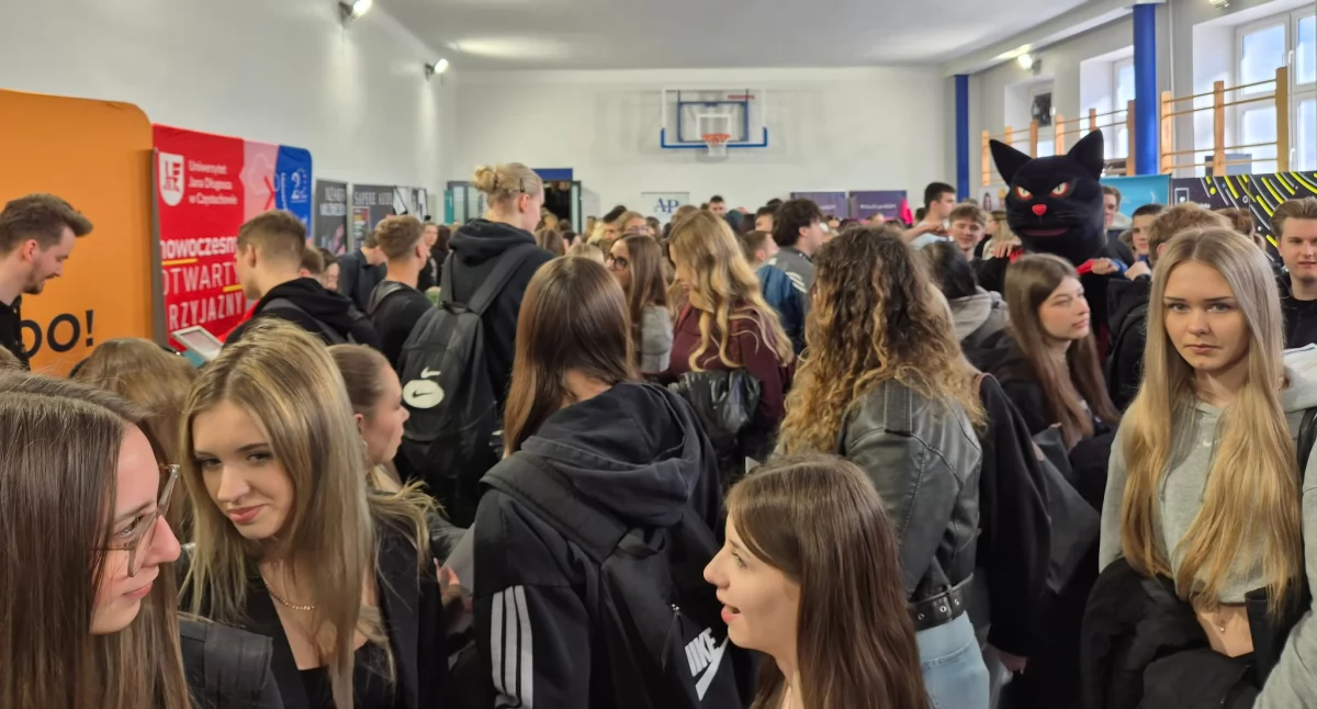 Na zdjęciu: Targi w II LO przyciągnęły tłumy uczniów