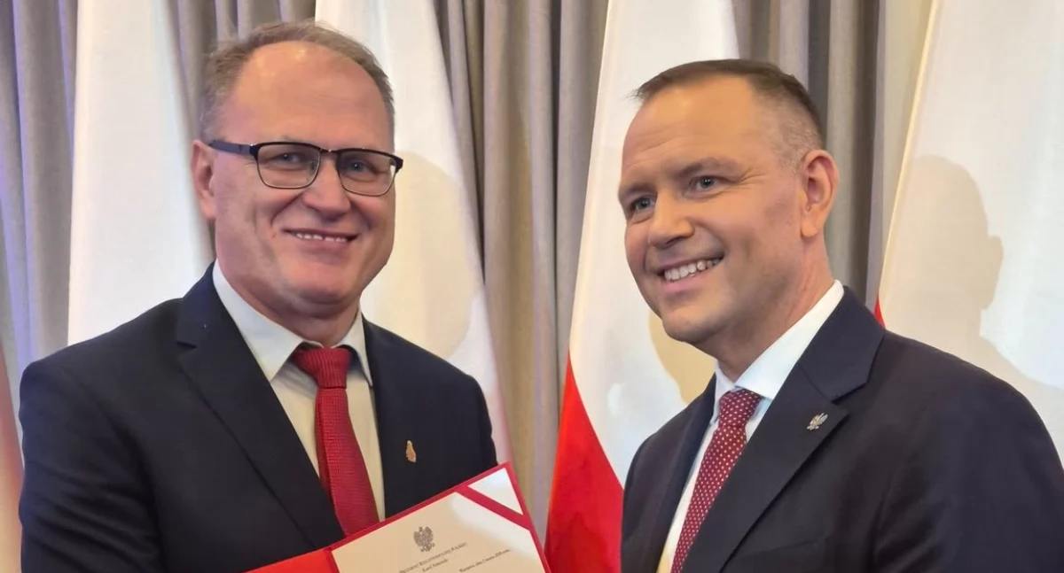Na zdjęciu: Jarosław Ferenc z aktem powołania od prezydenta Karola Nawrockiego, fot. Facebook/Prezydent Jarosław Ferenc