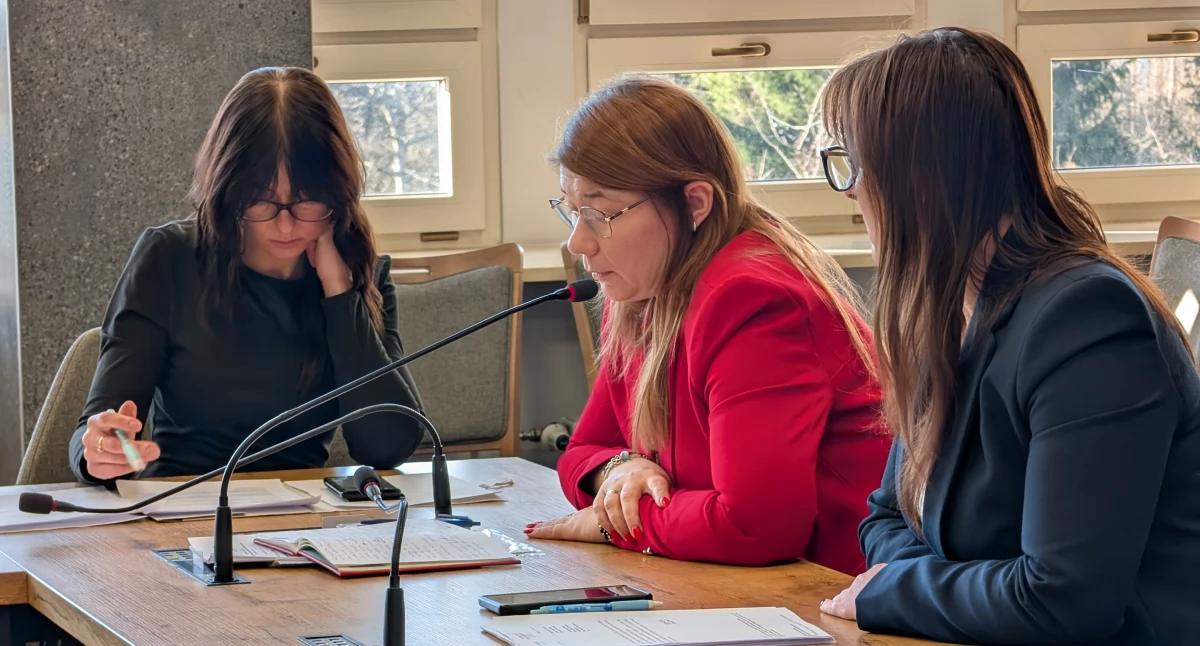 Na zdjęciu: Komisja w urzędzie miasta, kierownik Kwarta odpowiada na pytania radnych i mieszkańców