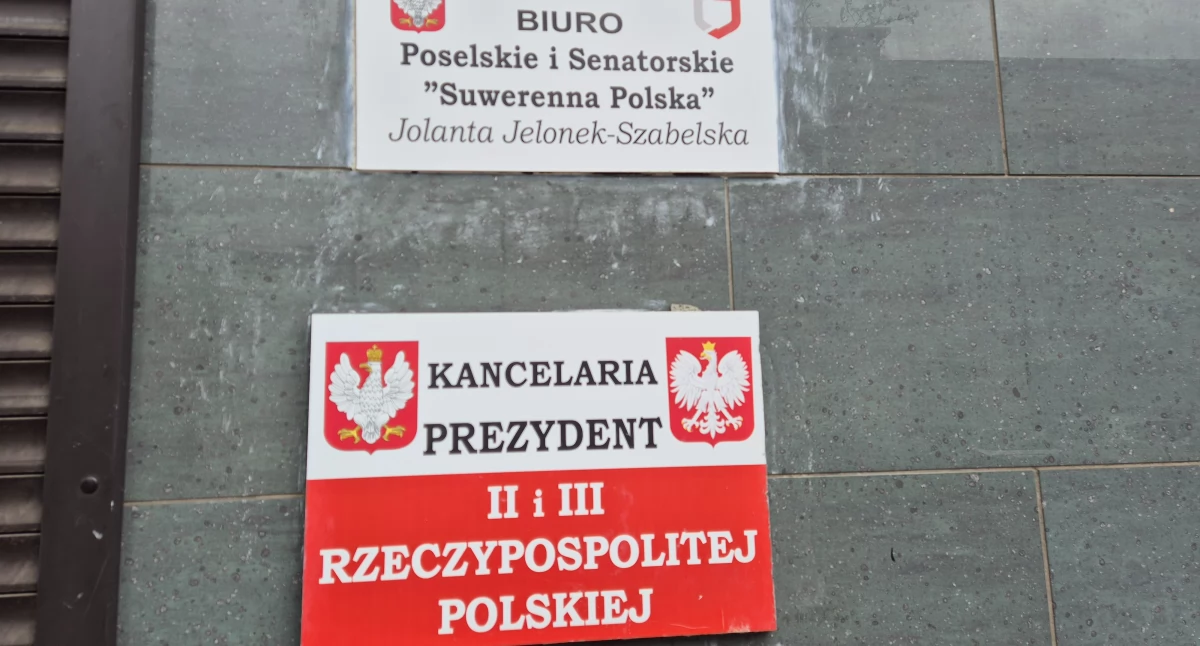 Na zdjęciu: Na ścianie kobieta zawiesiła takie tabliczki