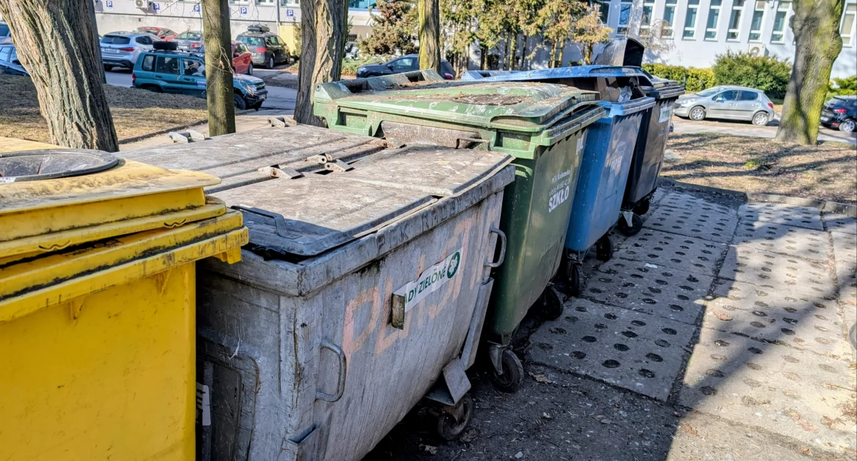 Na zdjęciu: Ubrudzone pojemniki