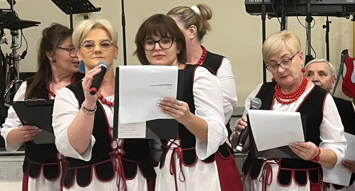 Na zdjęciu: Jedną z muzycznych atrakcji był występ zespołu Józefinki, fot. Facebook/Powiat Radomszczański