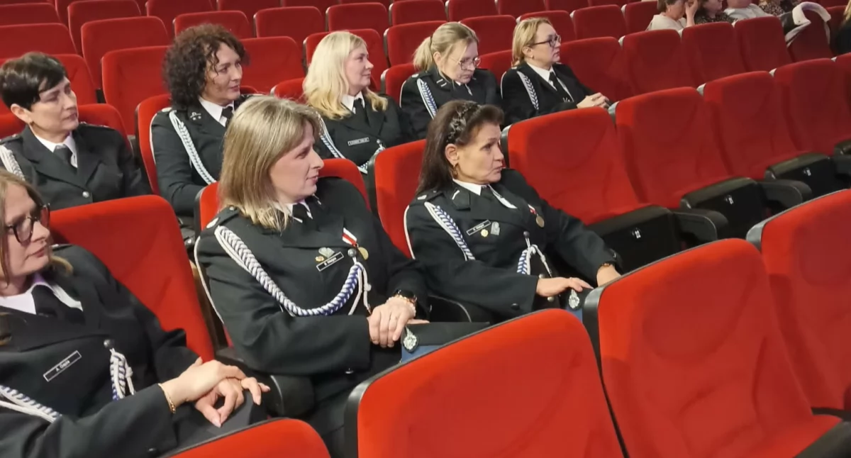 Na zdjęciu: Do MDK przyjechały kobiety w mundurach, fot. dr Włodzimierz, prezes OSP Dobryszyce 