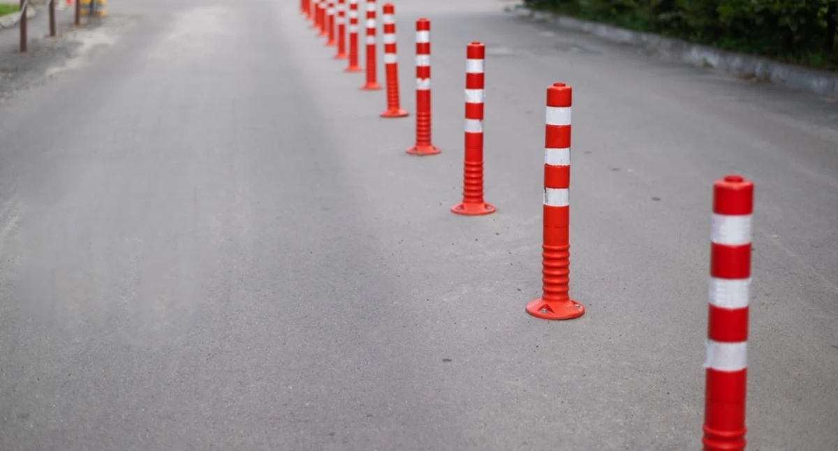 Ludzie, Urządzenia bezpieczeństwa ruchu drogowego chronią przestrzeń parkingową porządkują terenach prywatnych - zdjęcie, fotografia