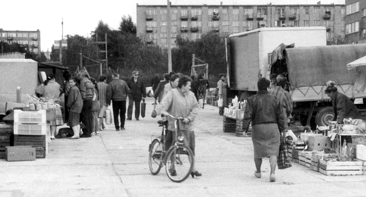 Na zdjęciu: Handel uliczny w Radomsku, rok 90