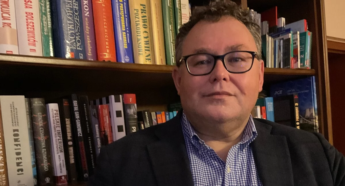 Na zdjęciu: Szymon Zyberyng w swojej kancelarii