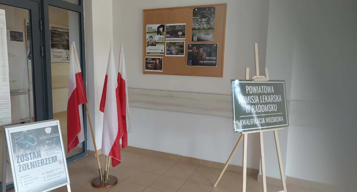 Na zdjęciu: Młodzi ludzie stawili się na kwalifikacyjnej komisji wojskowej