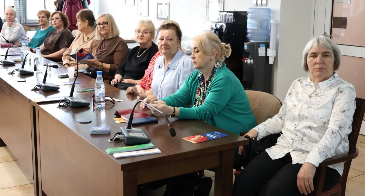 Na zdjęciu: Seniorzy w starostwie, fot. Facebook/Powiat Radomszczański