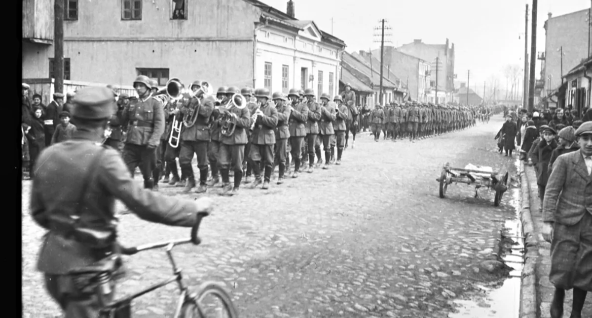 Na zdjęciu: Lata okupacji, defilada niemieckich  żołnierzy na ul. Przedborskiej