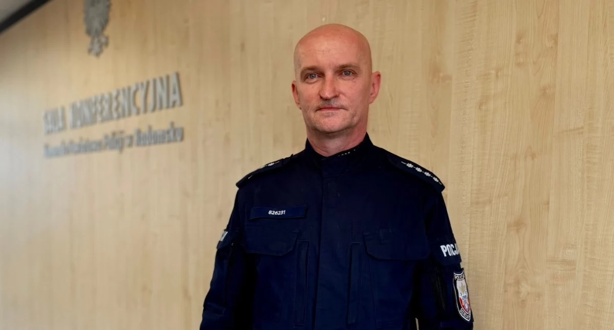 Na zdjęciu: Radomszczańska komenda prezentuje dzielnicowych. Na zdjęciu aspirant Robert Smutek