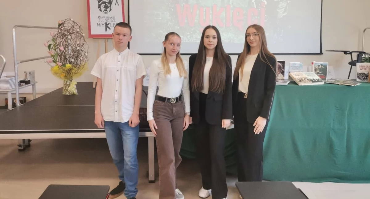 Na zdjęciu: Czworo uczniów przystąpiło do konkursu w Opocznie, fot. Facebook/ZSE w Radomsku