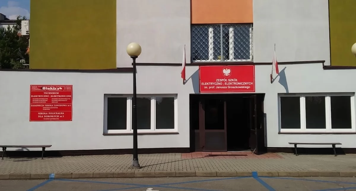 Na zdjęciu: Wejście do ZSEE