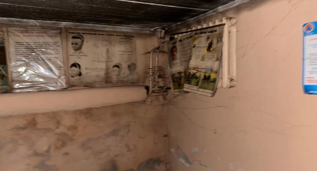 W schronie w Radomsku wiszą plakaty z lat 80.