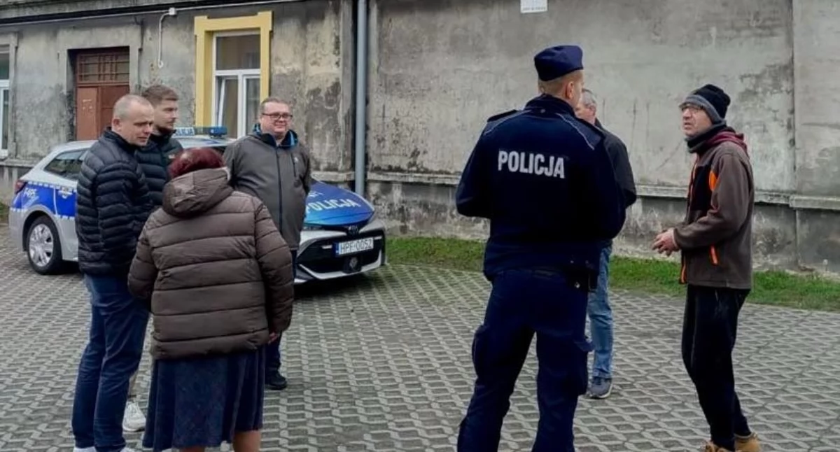 Na zdjęciu: Policjanci i pracownicy TBS-u zaprowadzają porządek na Rozalce, fot. KPP Radomsko