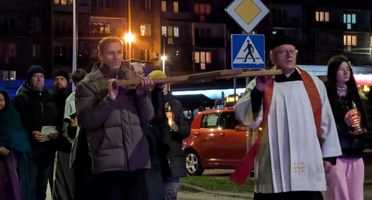 Na zdjęciu: Wierni na ulicy Piastowskiej