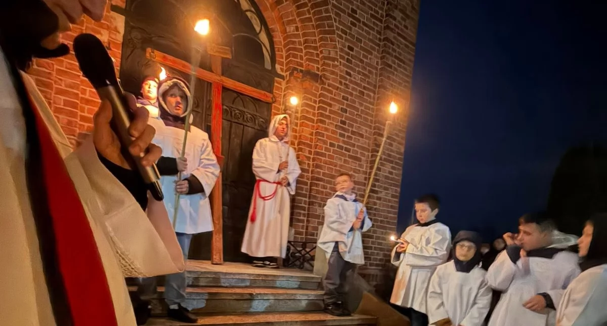 Na zdjęciu: Wierni przeszli ulicami niosąc krzyż, fot. Facebook/Parafia Najświętszej Maryi Panny Wspomożycielki Wiernych w Gomunicach