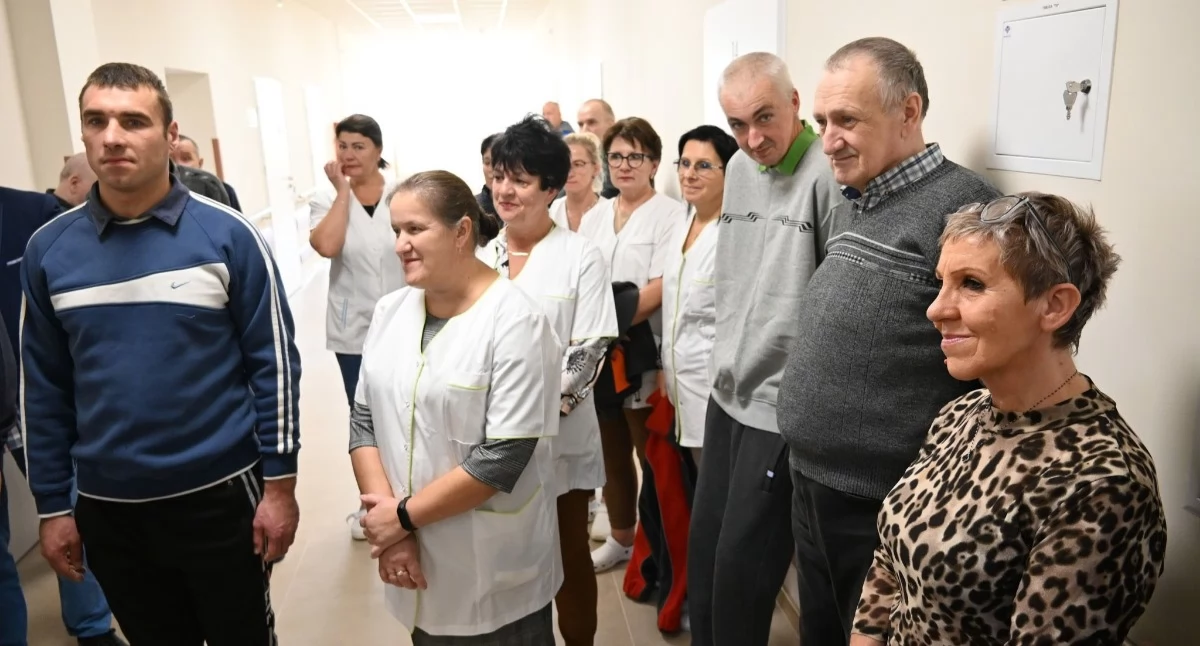 Na zdjęciu pracownicy i podopieczni DPS-u w Radziechowicach, po remoncie placówki w październiku 2024