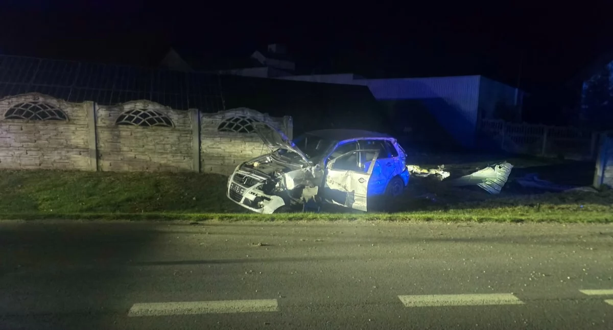 Na zdjęciu: Kierowca wjechał w ogrodzenie 