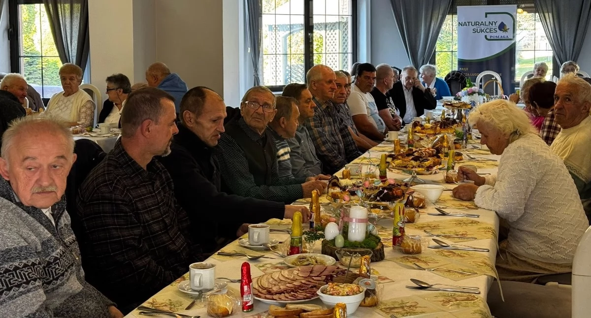 Stowarzyszenia, Stowarzyszenie Naturalny Sukces Pomaga zaprosiło samotnych Radomszczan wielkanocne śniadanie - zdjęcie, fotografia