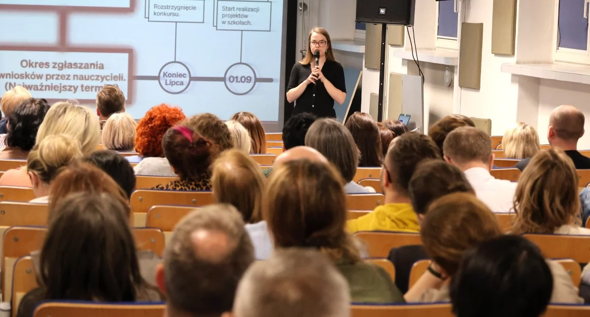 Na zdjęciu; Dyrektorzy poznali założenia, fot. Facebook/Powiat Radomszczański