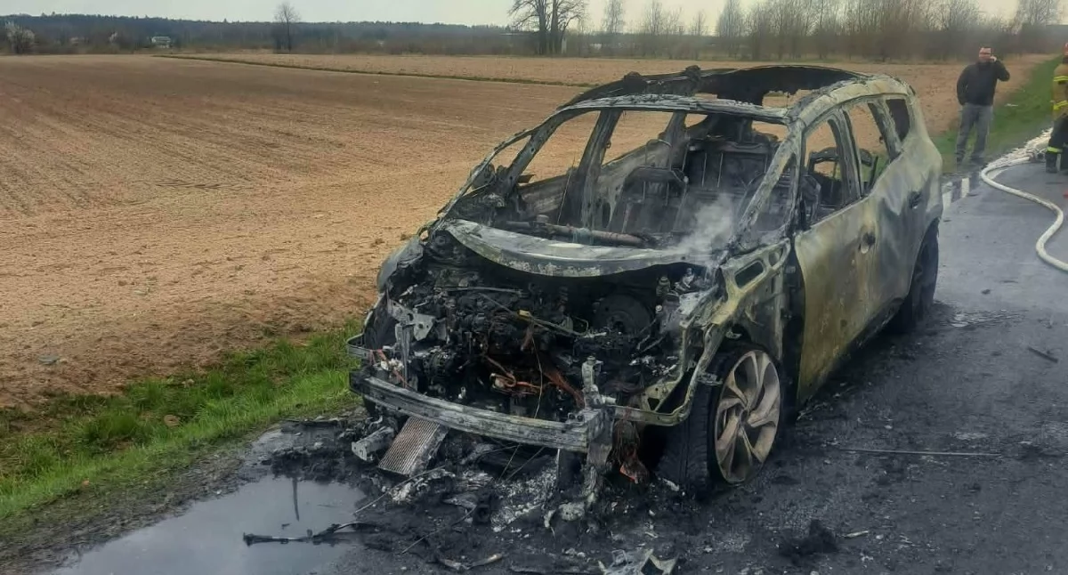 Na zdjęciu: Samochód spłonął doszczętnie, fot. Facebook/OSP Stobiecko Miejskie