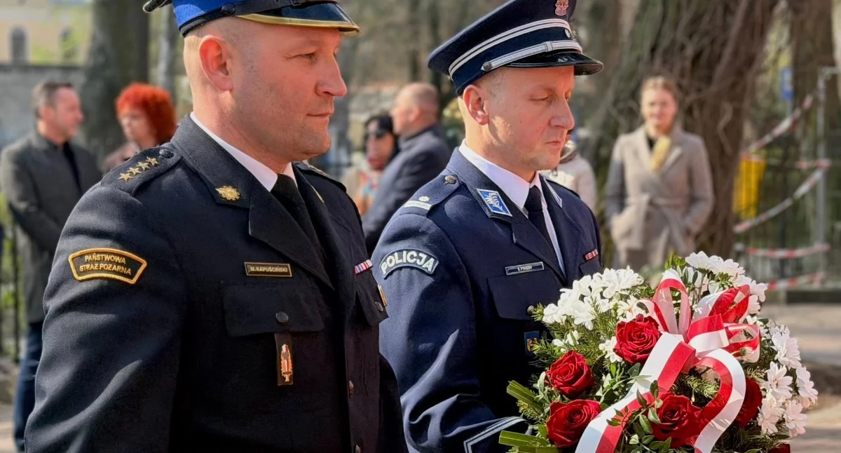 Na zdjęciu: Najpierw kwiaty, potem wykład, fot. KPP Radomsko