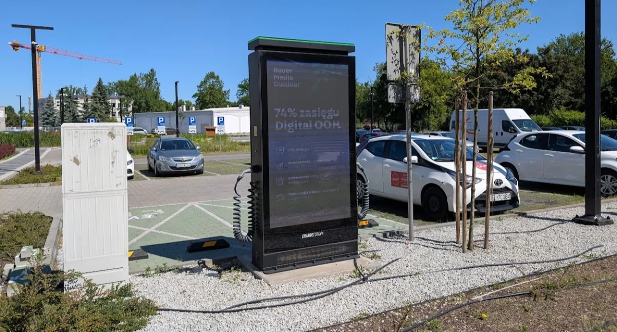 Na zdjęciu: Ładowarka na parkingu przy Reymonta