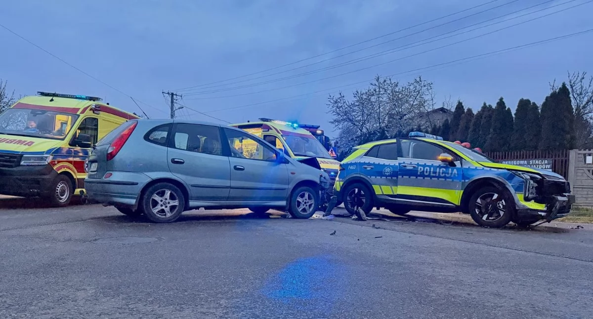 Na zdjęciu: Policjanci ustalają co się stało, fot. nadesłane i KPP Radomsko