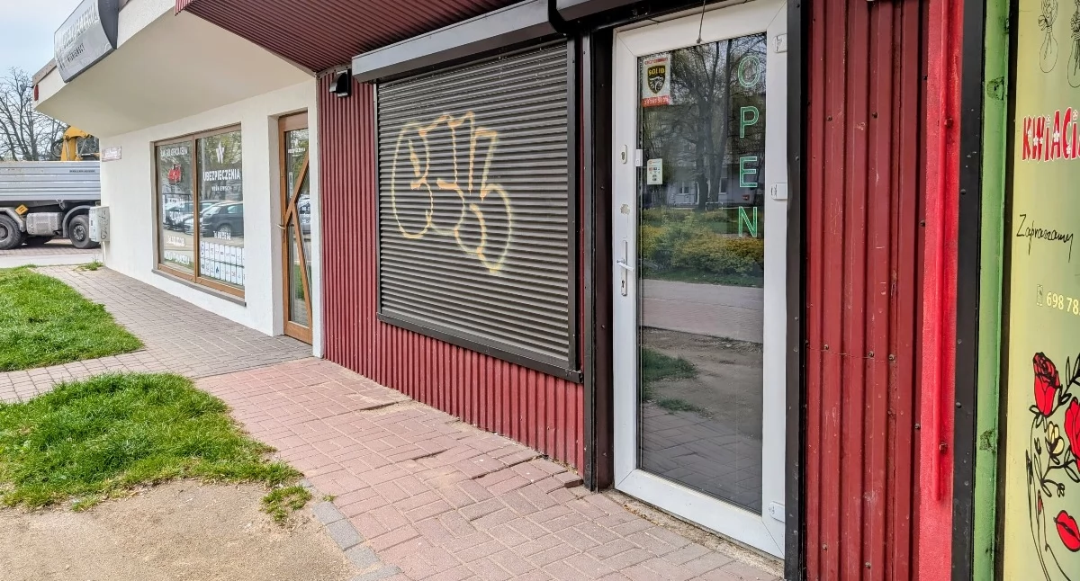 Na zdjęciu: Z pozoru lokal jest zamknięty, ale wtajemniczeni wiedzą, gdzie są automaty