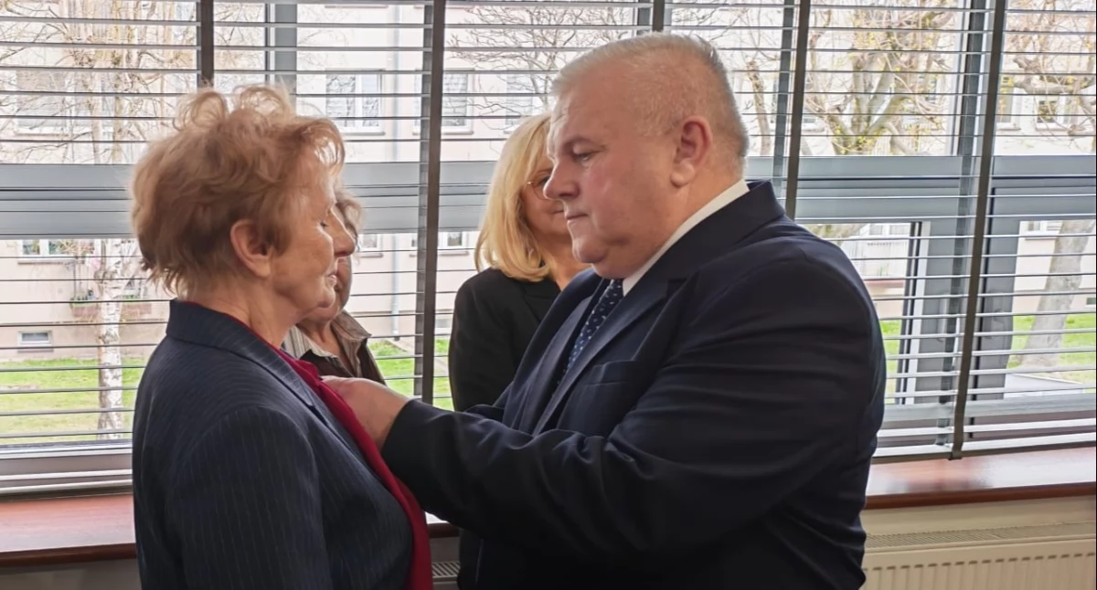 Na zdjęciu: Arkadiusz Ciach wręczył kolejne trzy medale