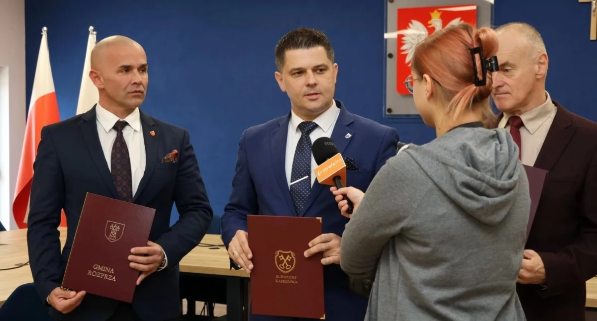 Na zdjęciu: Umowę podpisano w Kamieńsku, fot. Facebook/Jarosław Bąkowicz