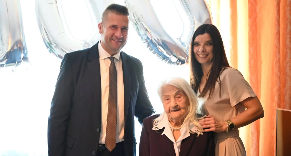 Na zdjęciu: Pani Stanisława skończyła 100 lat, fot. Facebook/Paweł Olejniczak