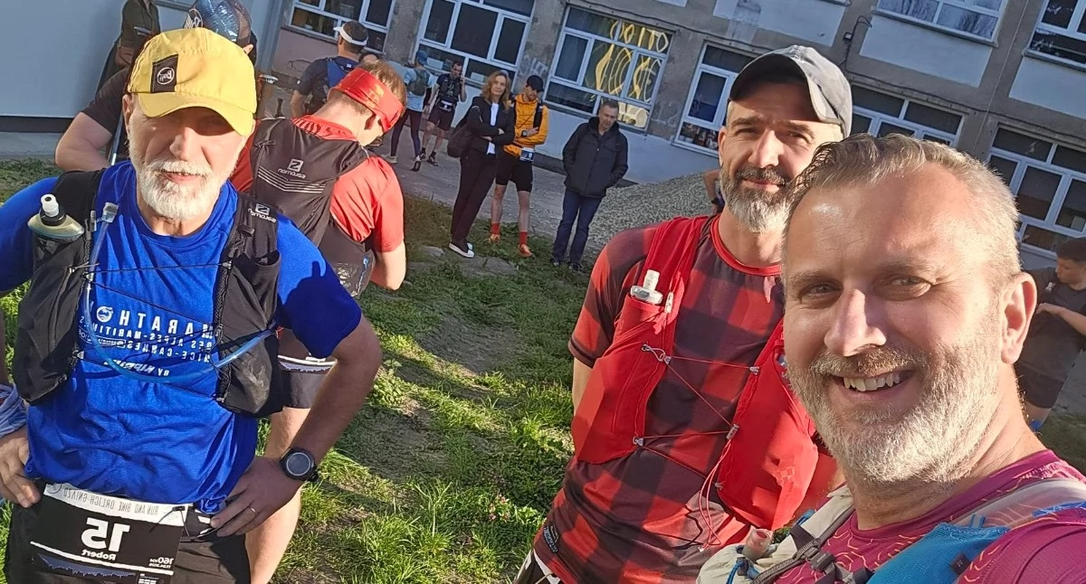 Na zdjęciu: Panowie Robert, Maciej i Piotr pobiegli z Krakowa na Jasną Górę, fot. Facebook/Piotr Kuśmierczyk