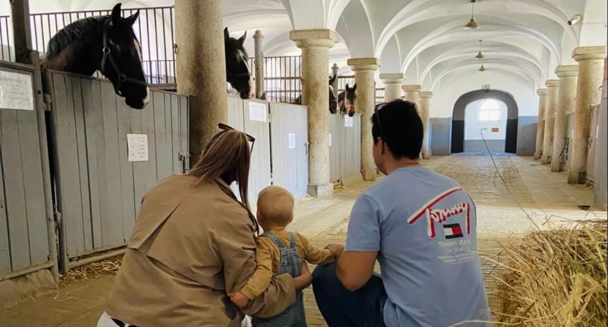 Na zdjęciu: Staś ze swoimi rodzicami, fot. Fundacja Gajusz
