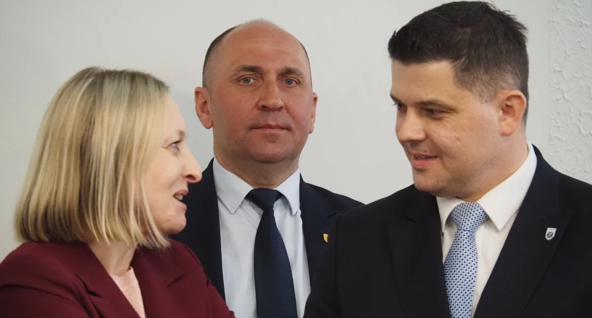 Na zdjęciu: Jacek Gębicz (w środku) traci wpływy we Wspólnym Samorządzie