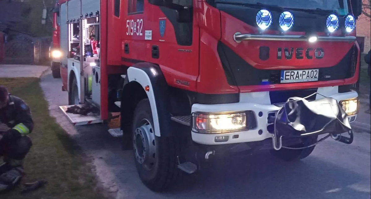 Na zdjęciu: Pożar gasili strażacy zawodowi i ochotnicy z Wielgomłyn i Przedborza, fot. Facebook/OSP Wielgomłyny