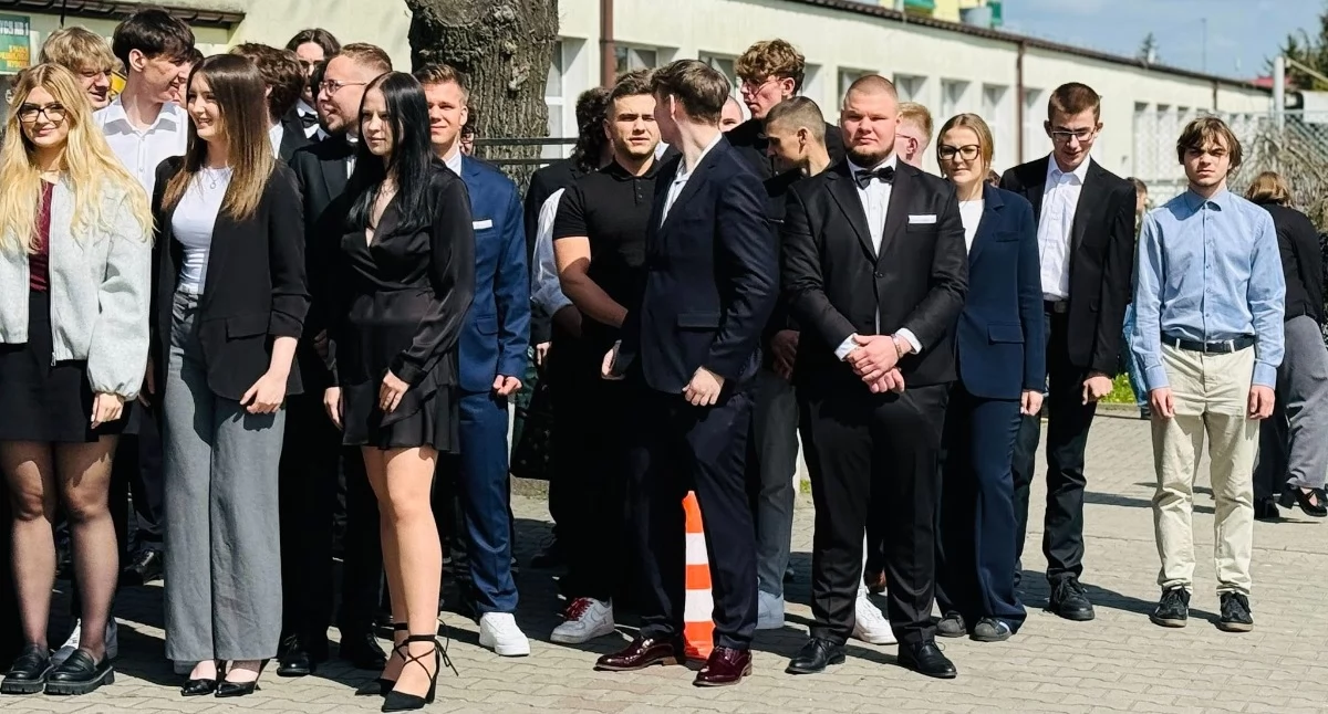 Edukacja, [ZDJĘCIA] Pożegnanie maturzystów Mechaniku Były podziękowania wspomnienia minionych - zdjęcie, fotografia