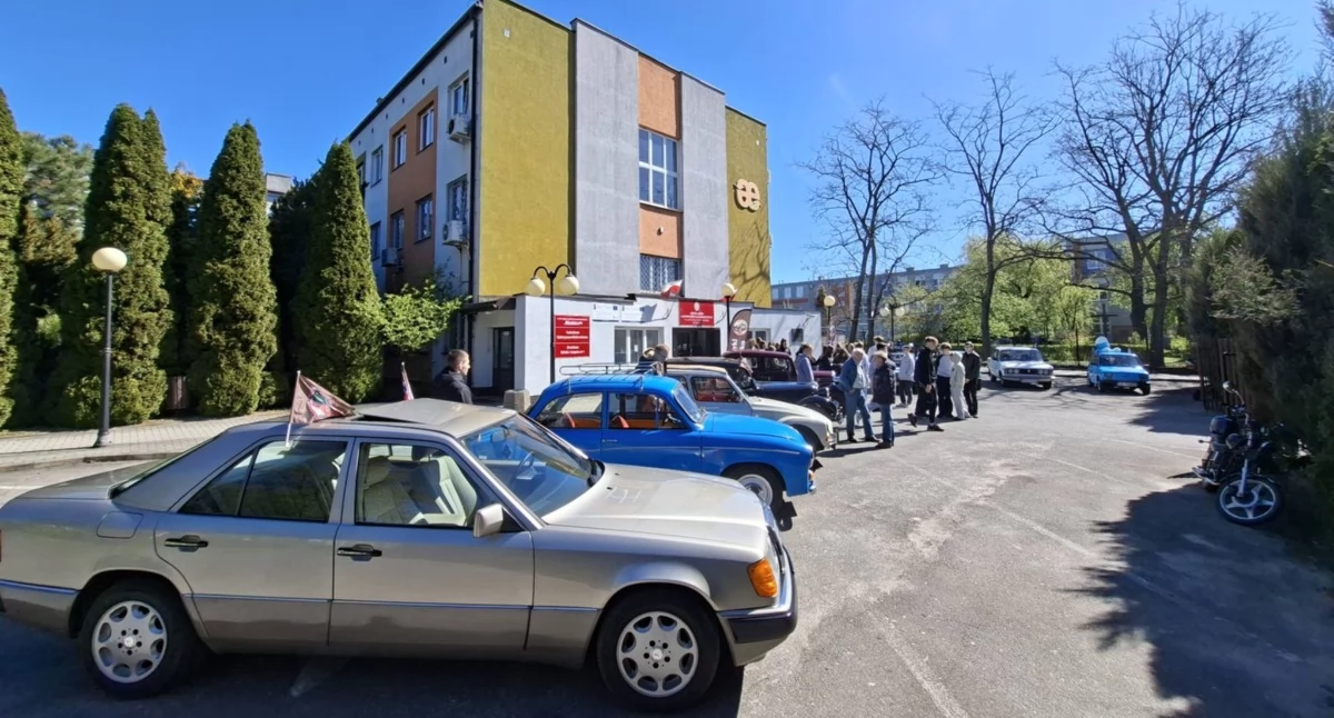 Na zdjęciu: Uczniowie poznali historię klasycznej motoryzacji, fot. Facebook/ZSE-E w Radomsku
