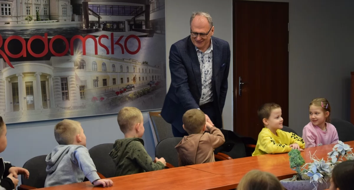 Na zdjęciu: Przedszkolaki spotkały się z prezydentem, fot. Facebook/Radomsko Miasto Otwarte