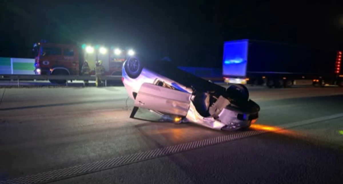 Na zdjęciu: Auto zatrzymało się na dachu, fot. Facebook/OSP Kamieńsk
