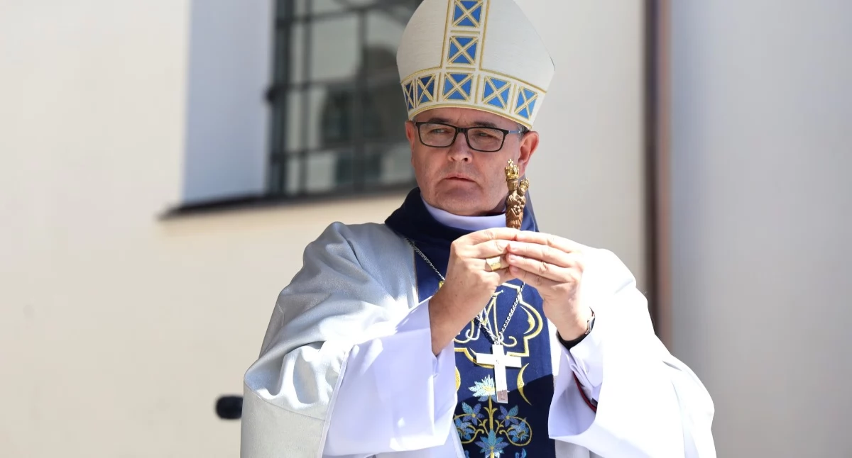 Na zdjęciu: Obrzęd przyciąga setki wiernych, fot. Facebook/Powiat Radomszczański