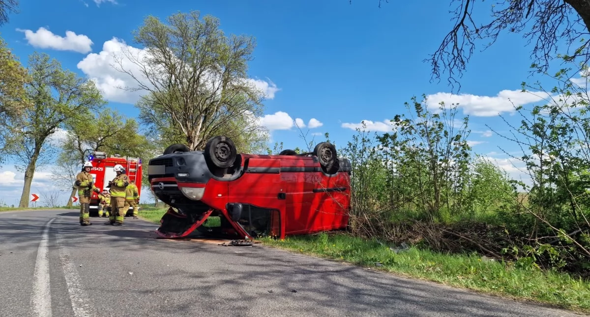 Wypadki drogowe, Wypadek Strzałkowie Spowodował kompletnie pijany kierowca osobówki Poszkodowany kierowca - zdjęcie, fotografia
