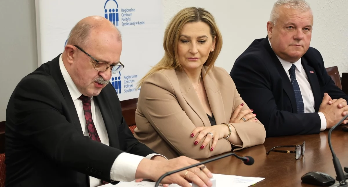 Na zdjęciu: Umowy podpisano w starostwie, fot. Facebook/Powiat Radomszczański