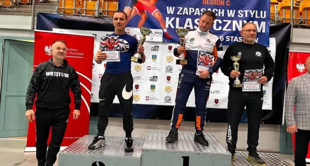 Sporty Walki, Zapaśnicy Radomsko drugim stopniu podium Międzywojewódzkich Mistrzostw Młodzików Staszowie - zdjęcie, fotografia