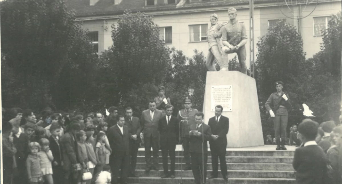 Na zdjęciu: Uroczystości na placu 3 Maja. Lata 60. 