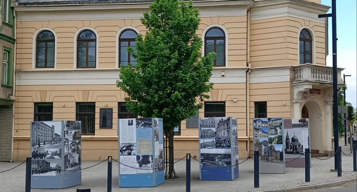 Na zdjęciu: Plenerowa wystawa Jakuba Lesińskiego, fot. Facebook/Muzeum Regionalne im. Stanisława Sankowskiego 
